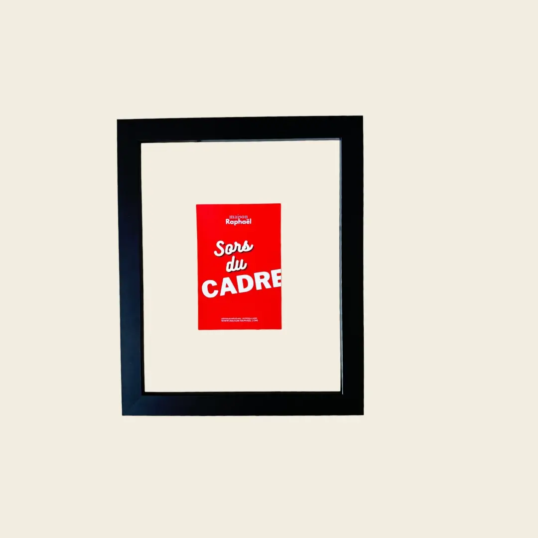 Cadre Andréa noir, petite affiche rouge flottant entre deux verres au centre du cadre