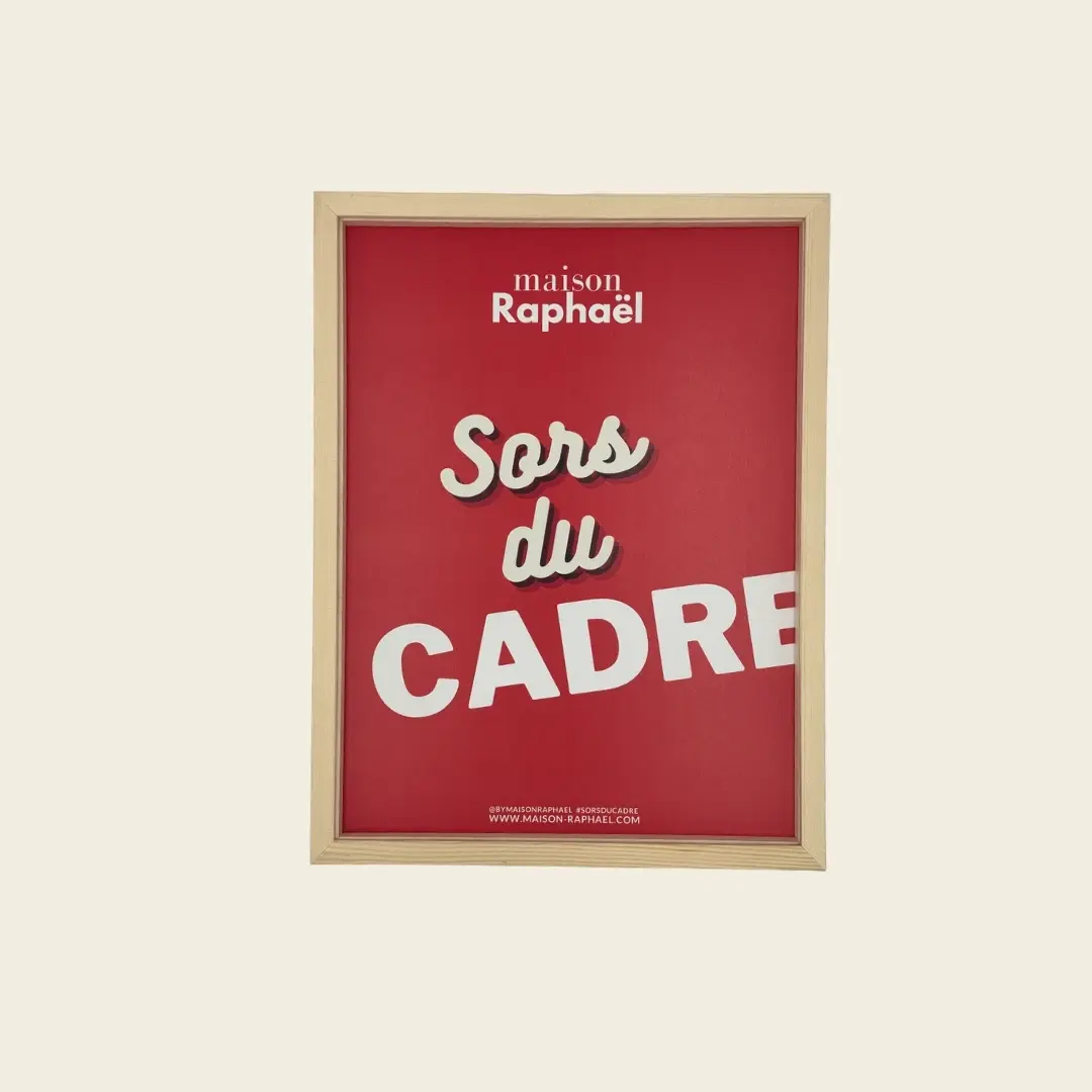 Cadre Eva en bois Brut blond, liseré intérieur entre le cadre et l'affiche rouge