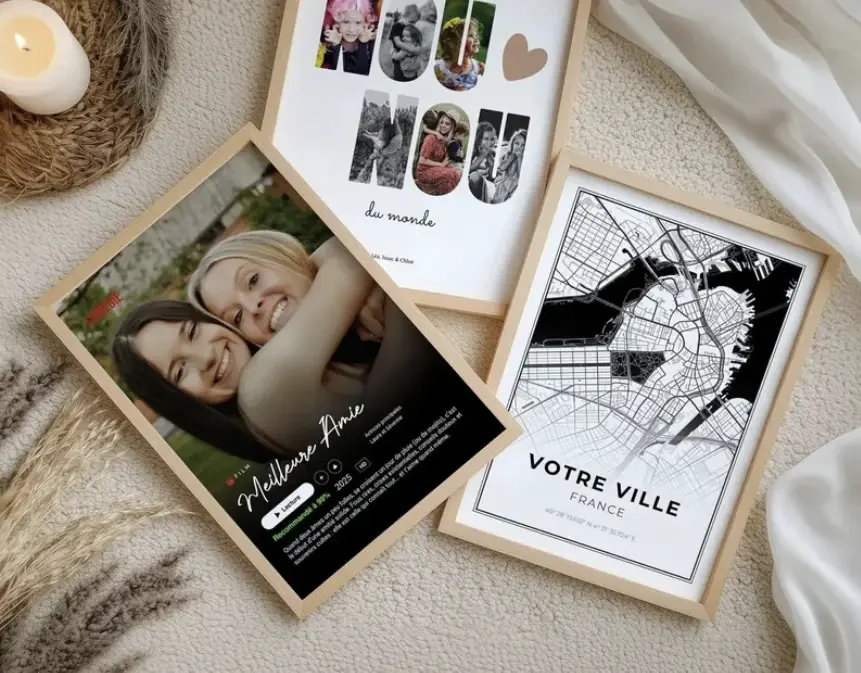Trois cadres en bois clair réalisés pour C'est Français, vus du dessus avec leurs affiches personnalisées