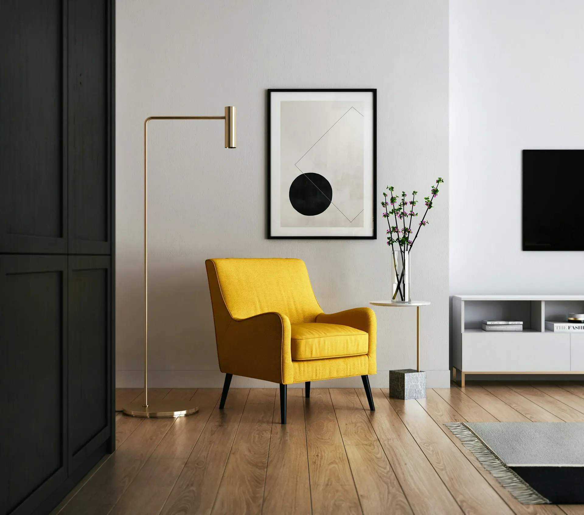 Salon avec fauteuil jaune et lampadaire en laiton, affiche géométrique dans un cadre noir fin