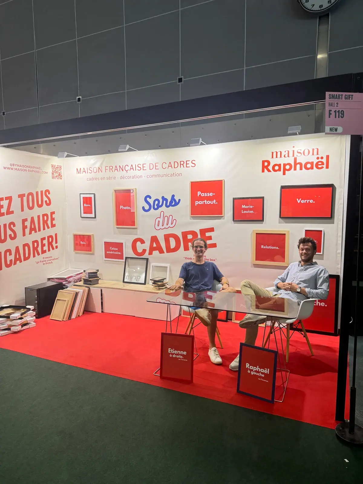 Stand Maison Raphaël au salon Maison & Objet, moquette rouge et mur « Sors du cadre »