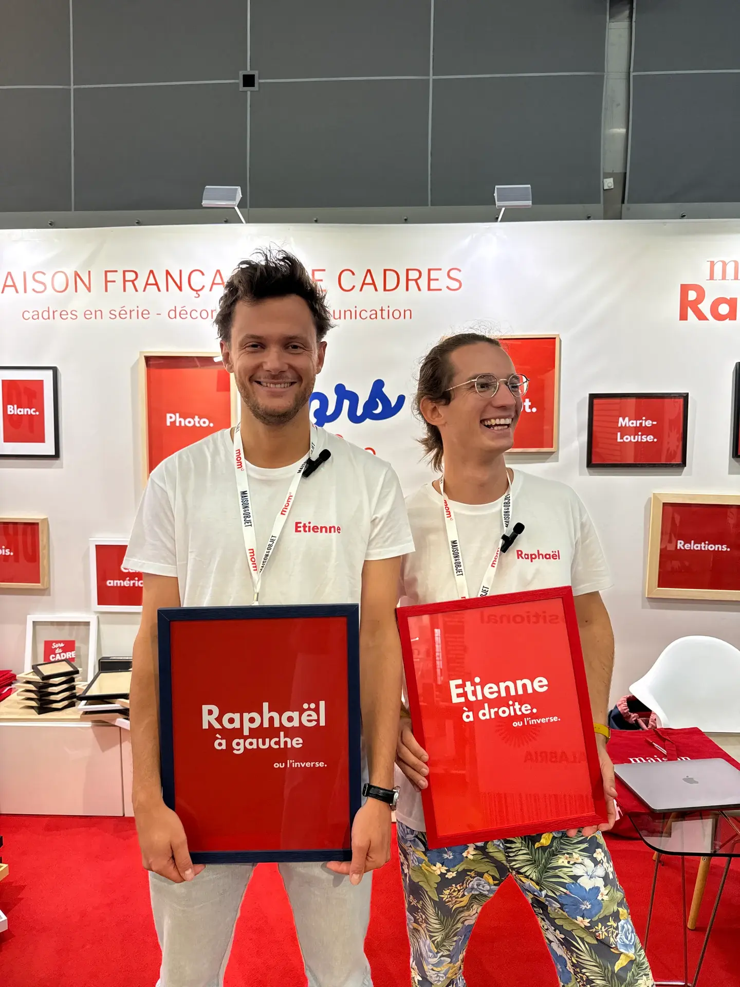 Étienne et Raphaël, cofondateurs de Maison Raphaël, sur leur stand du salon Maison & Objet