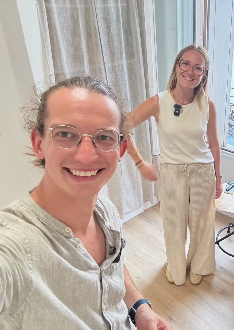 Raphaël, cofondateur de Maison Raphaël, avec Léa Tatard, fondatrice de Moodéa, dans un appartement lumineux