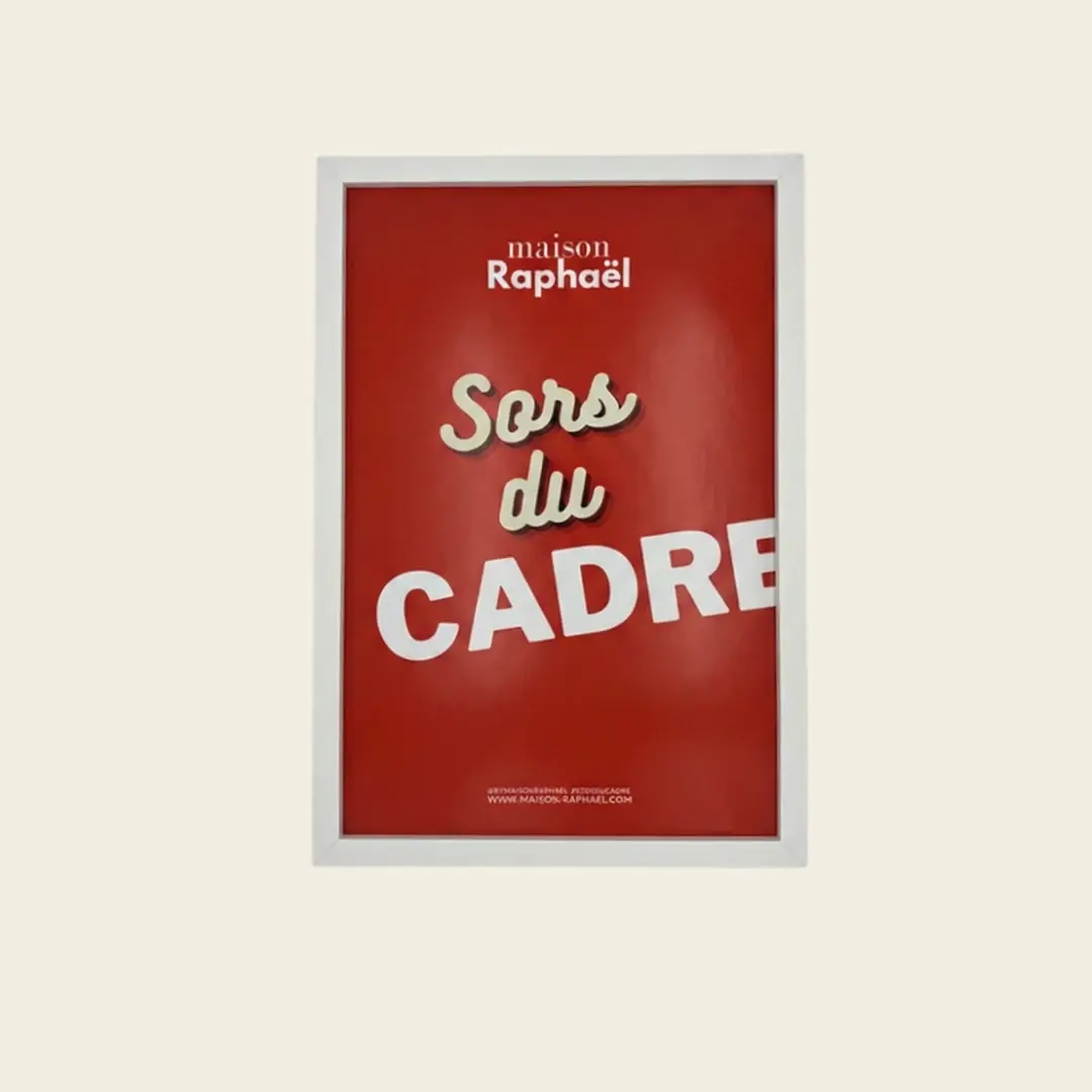 Cadre Alba blanc mat à profil fin, vu de face avec une affiche rouge