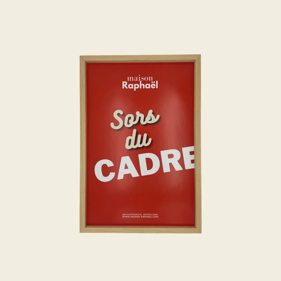 Cadre Alba en bois Brut à profil fin, vu de face avec une affiche rouge