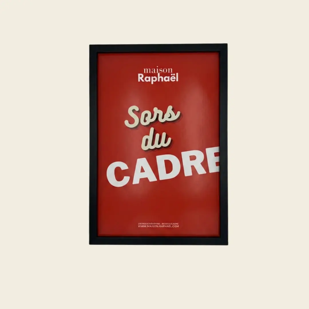 Cadre Alba noir mat à profil fin, vu de face avec une affiche rouge