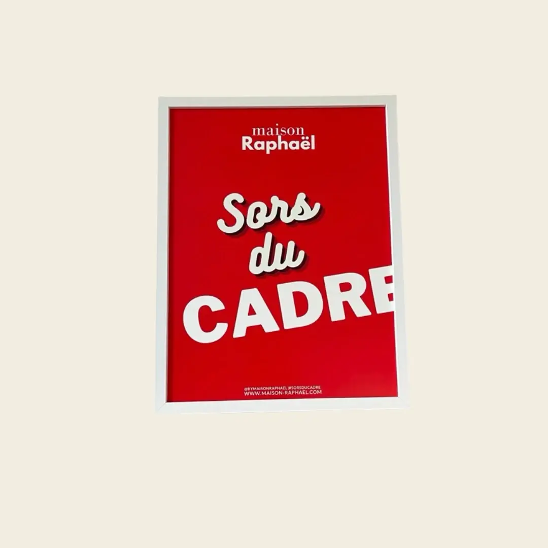 Cadre Charlotte blanc, vu de face en légère perspective avec une affiche rouge