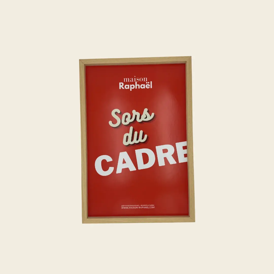 Cadre Charlotte en Brut blanchi, bois clair, vu de face avec une affiche rouge