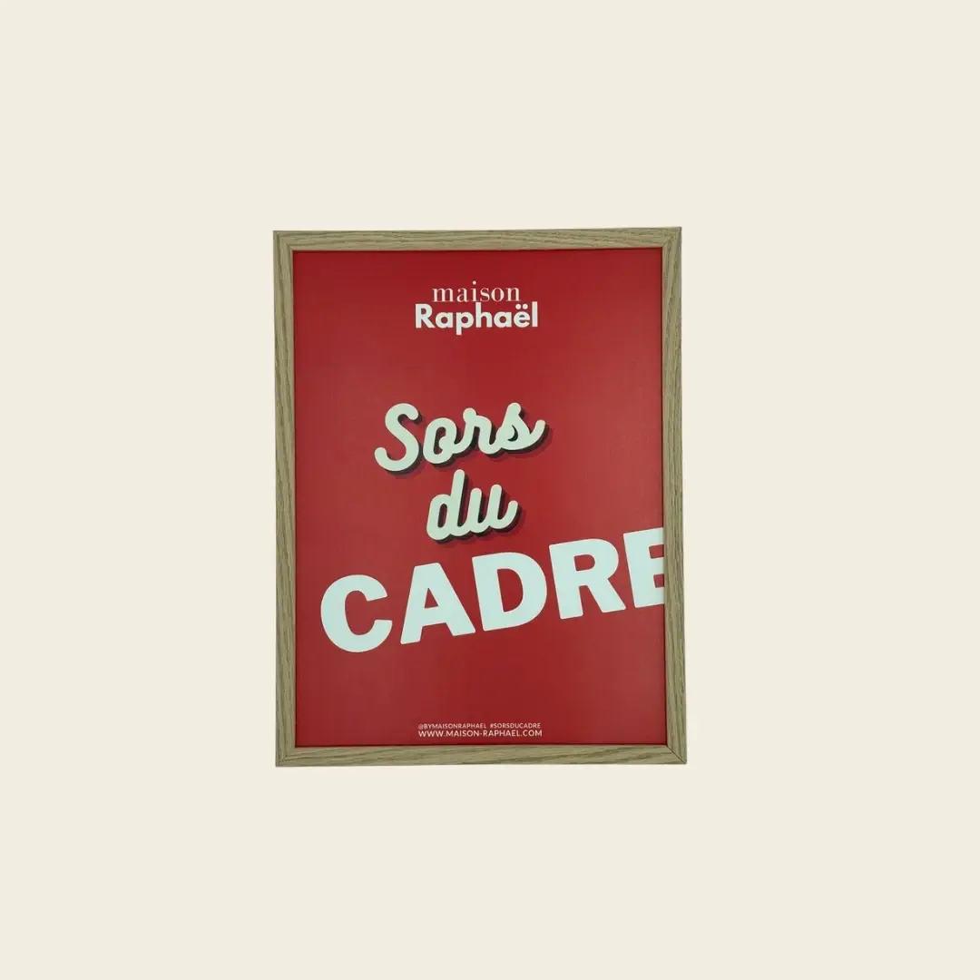 Cadre Charlotte en Chêne au veinage naturel, vu de face avec une affiche rouge