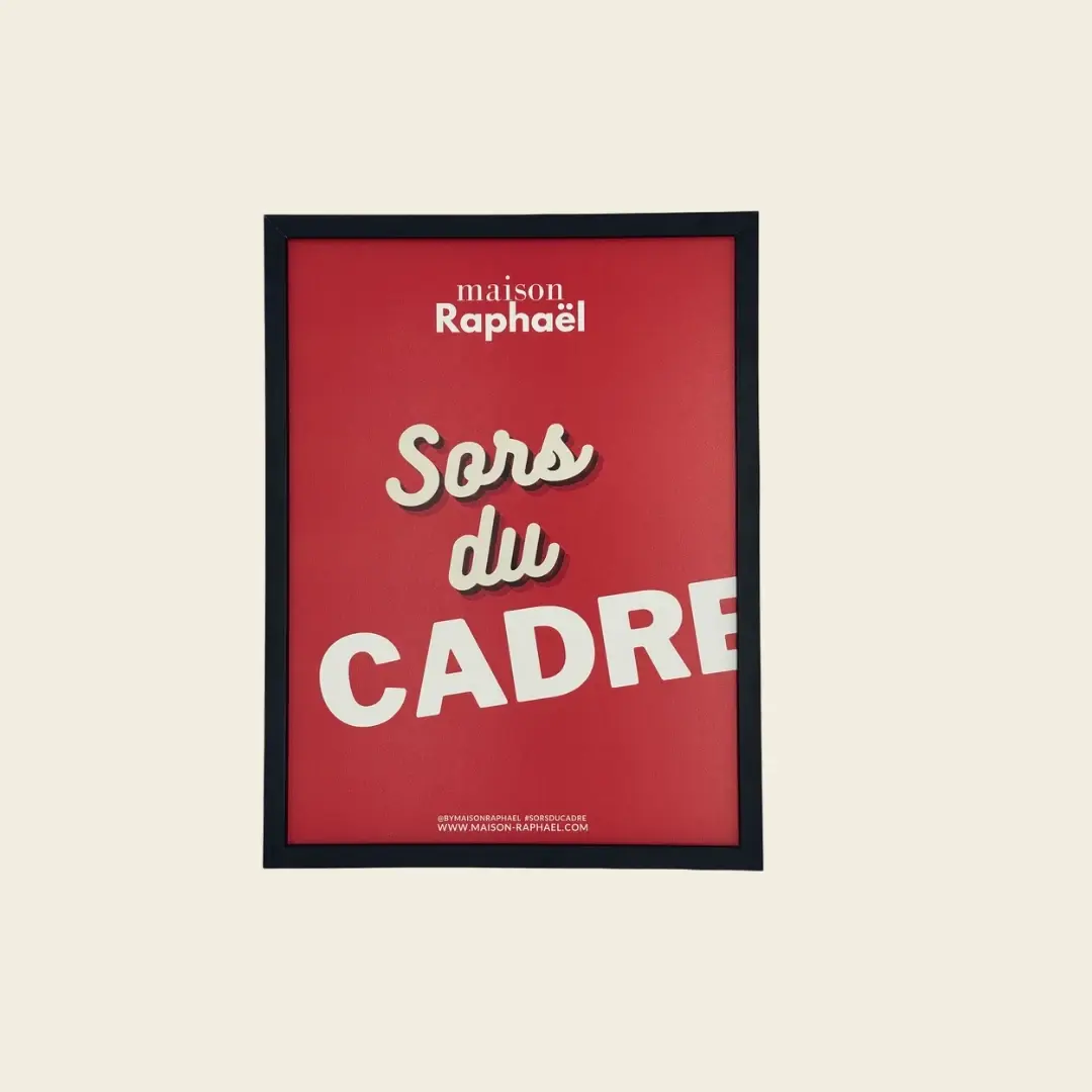 Cadre Charlotte noir, vu de face avec une affiche rouge