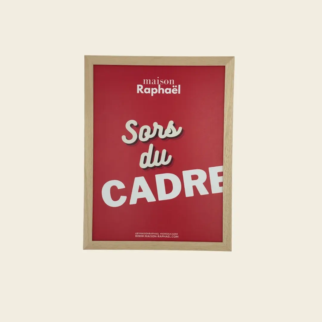 Cadre Gabrielle en bois Brut blond, vu de face avec une affiche rouge