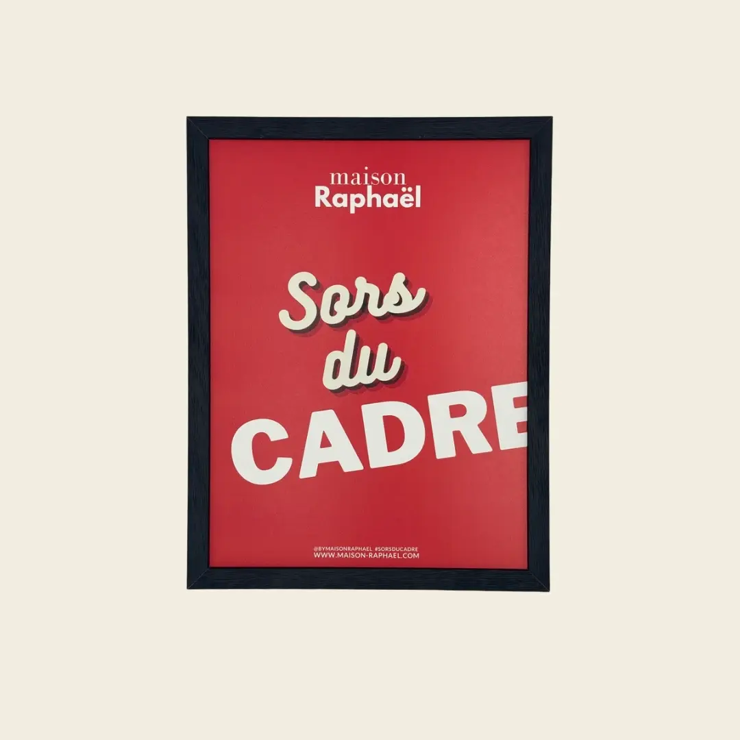 Cadre Gabrielle noir au grain de bois léger, vu de face avec une affiche rouge