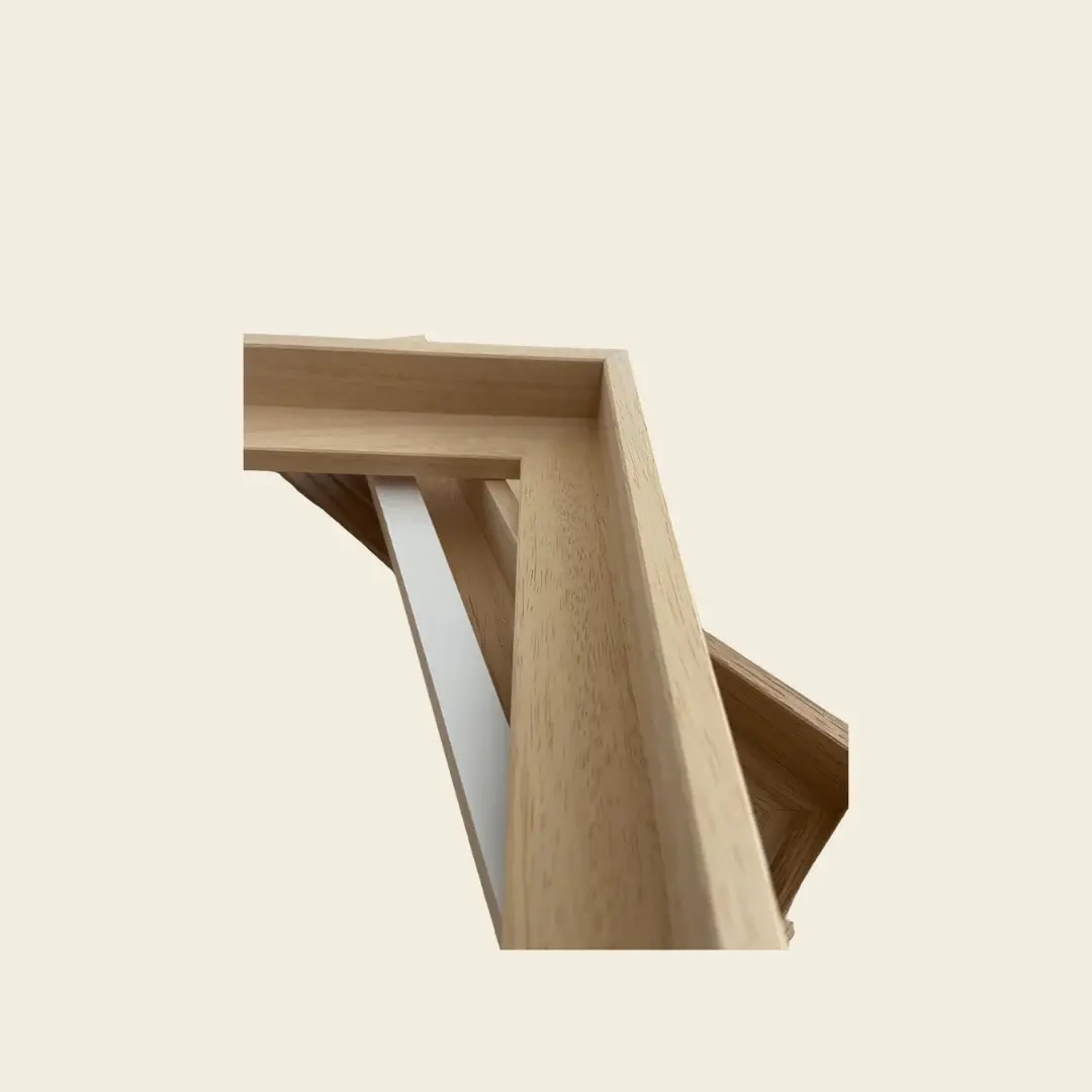 Gros plan sur les angles de cadres Marilyn vides en bois Brut blond, filet blanc