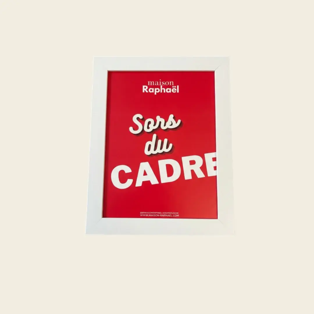 Cadre Romy blanc mat à profil large, vu de face avec une affiche rouge