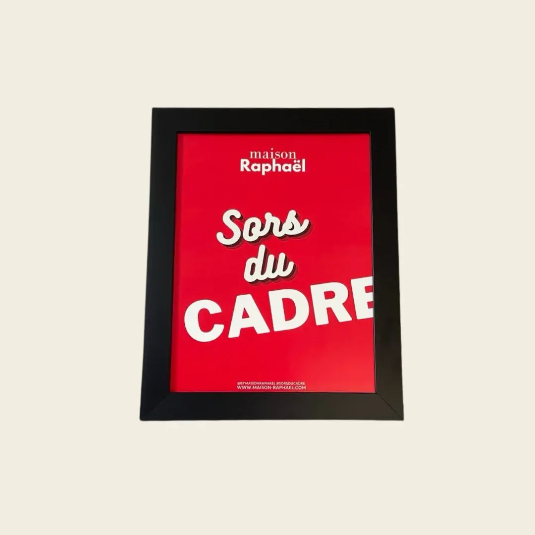 Cadre Romy noir mat à profil large, vu de face avec une affiche rouge