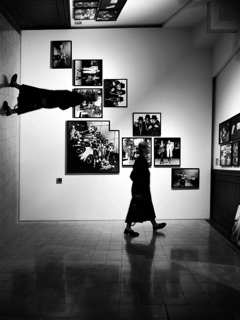 Exposition de tirages photographiques encadrés, en noir et blanc